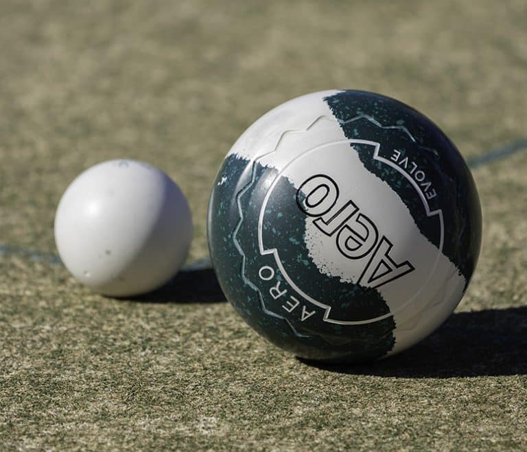 Choosing the Right Lawn Bowls for you